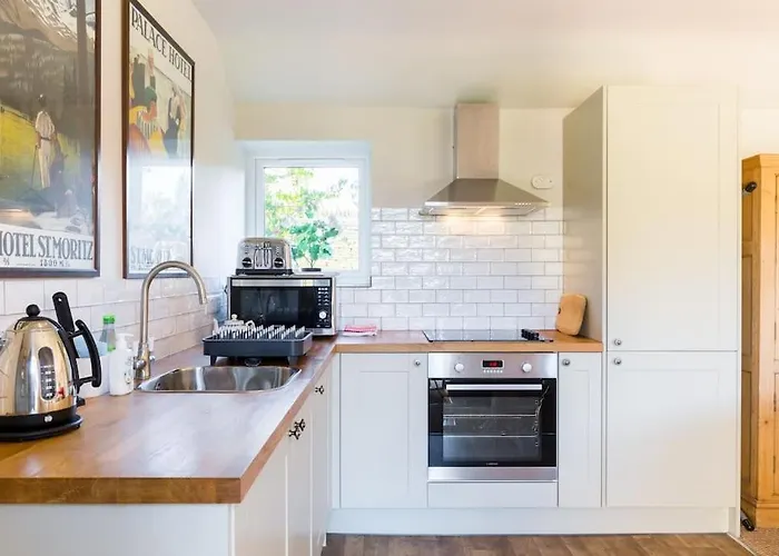 Charming Cottage Surrounded By Idyllic Garden In Peaceful Location In Central Charlbury